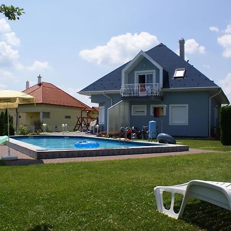 Kek Vendeghaz Family Resort Gyenesdiás Zewnętrze zdjęcie