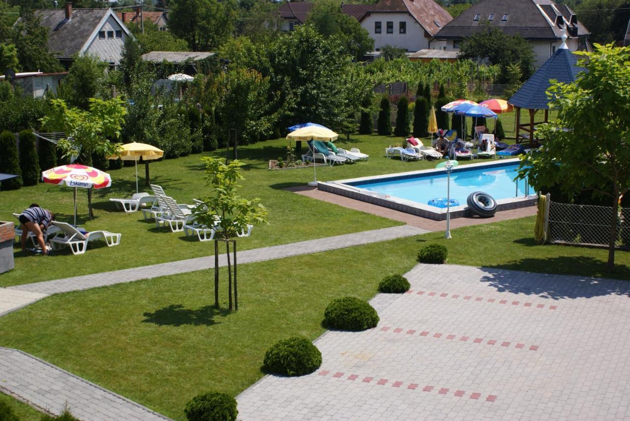Kek Vendeghaz Family Resort Gyenesdiás Zewnętrze zdjęcie