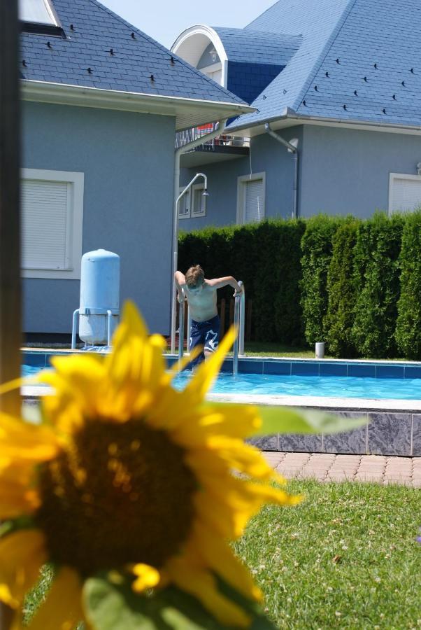 Kek Vendeghaz Family Resort Gyenesdiás Zewnętrze zdjęcie